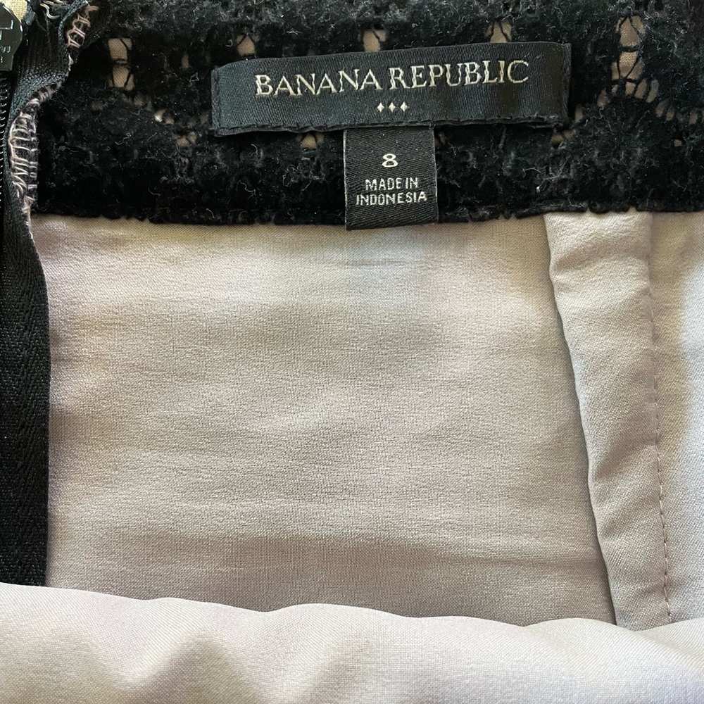 Elegant Black Lace Banana Republic skirt - Picture 4 of 8
